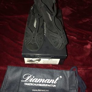 Diamant Dance Shoes. Black suede print